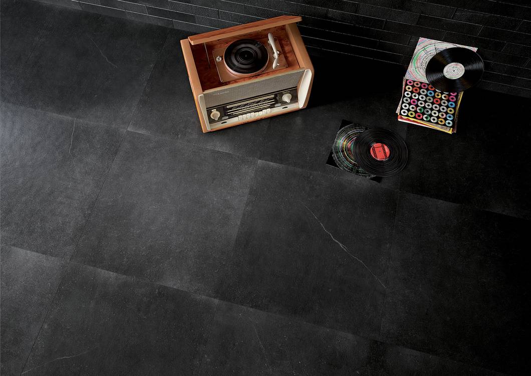 Imagen de ambiente , realizada con baldosas de la colección: MAKU – NEGRO