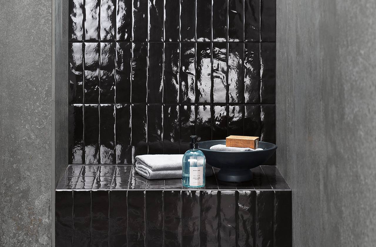 Room view Bathroom, created with tiles from the collection: GLIM – Black