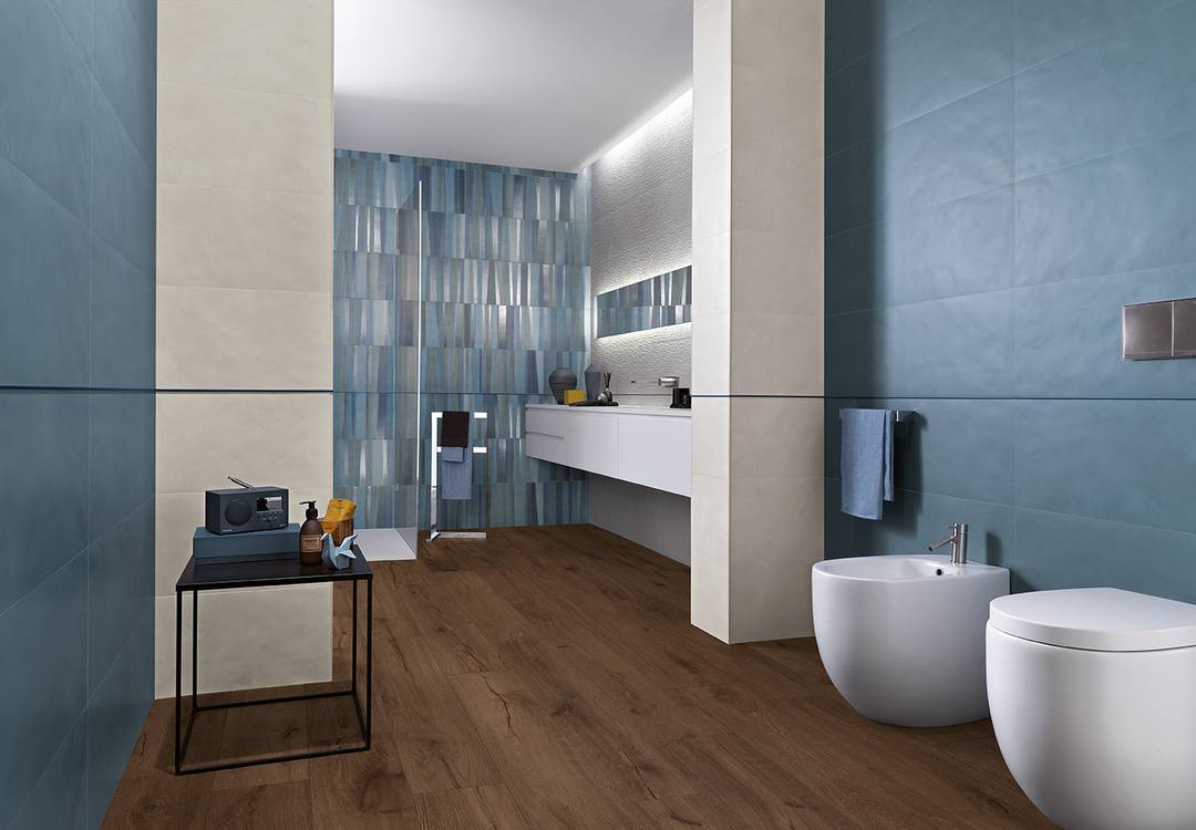 Imagen de ambiente Baño, realizada con baldosas de la colección: DECO&MORE – Blu, BROWN