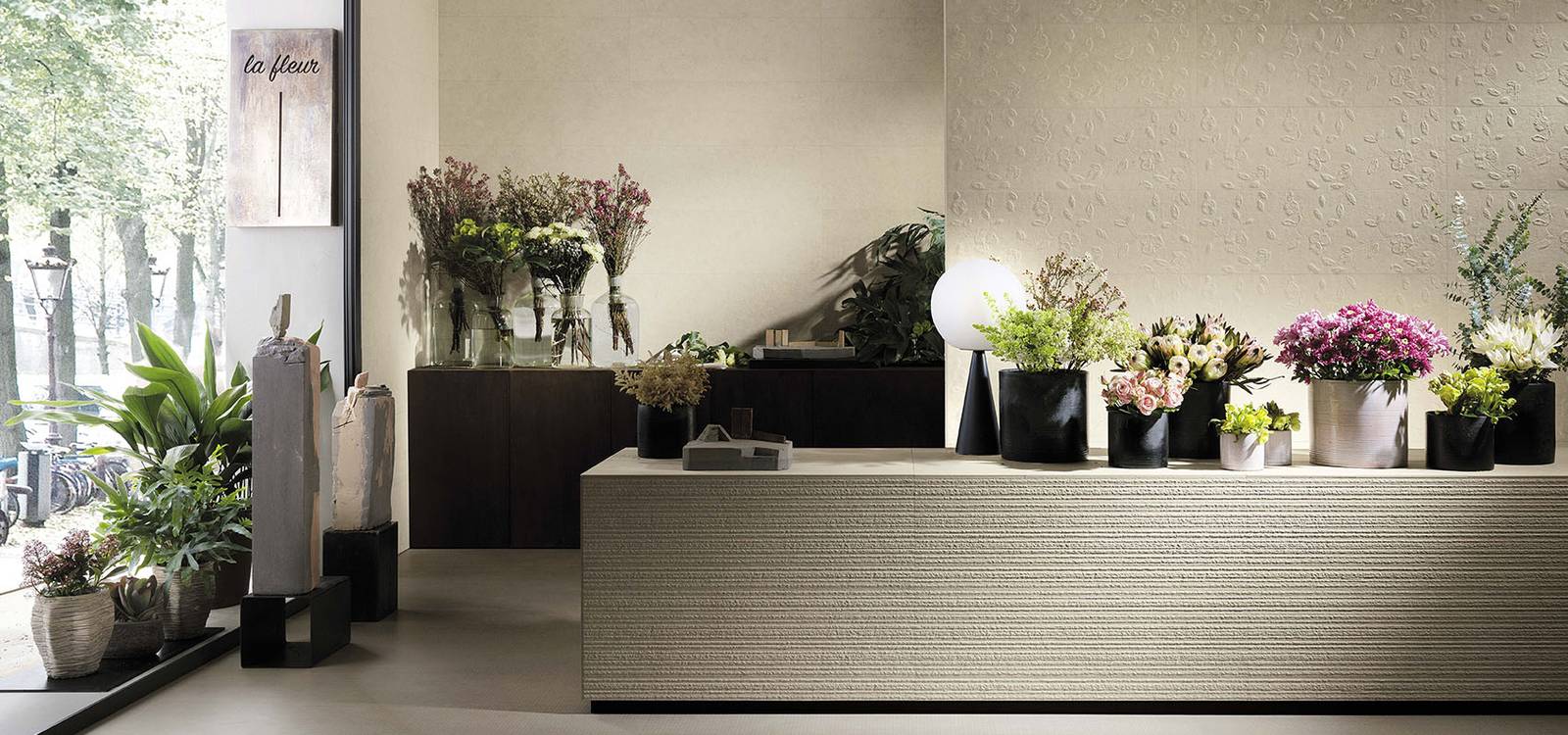Imagen de ambiente Contrato, realizada con baldosas de la colección: LUMINA STONE – BEIGE