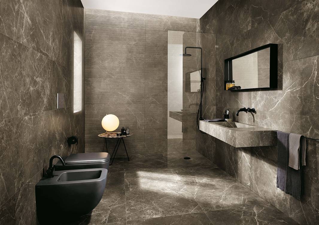 Imagen de ambiente Baño, realizada con baldosas de la colección: ROMA – BROWN