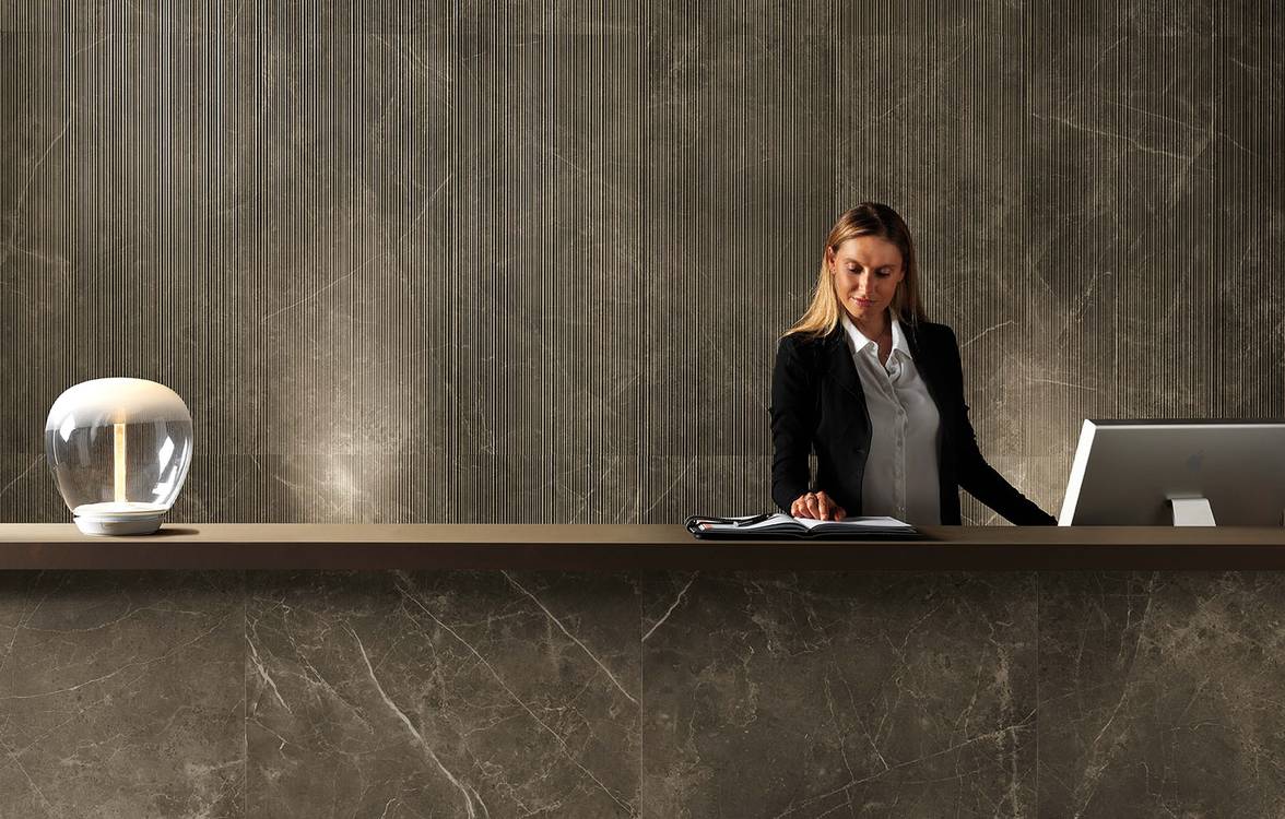 Imagen de ambiente Contrato, realizada con baldosas de la colección: ROMA – BROWN