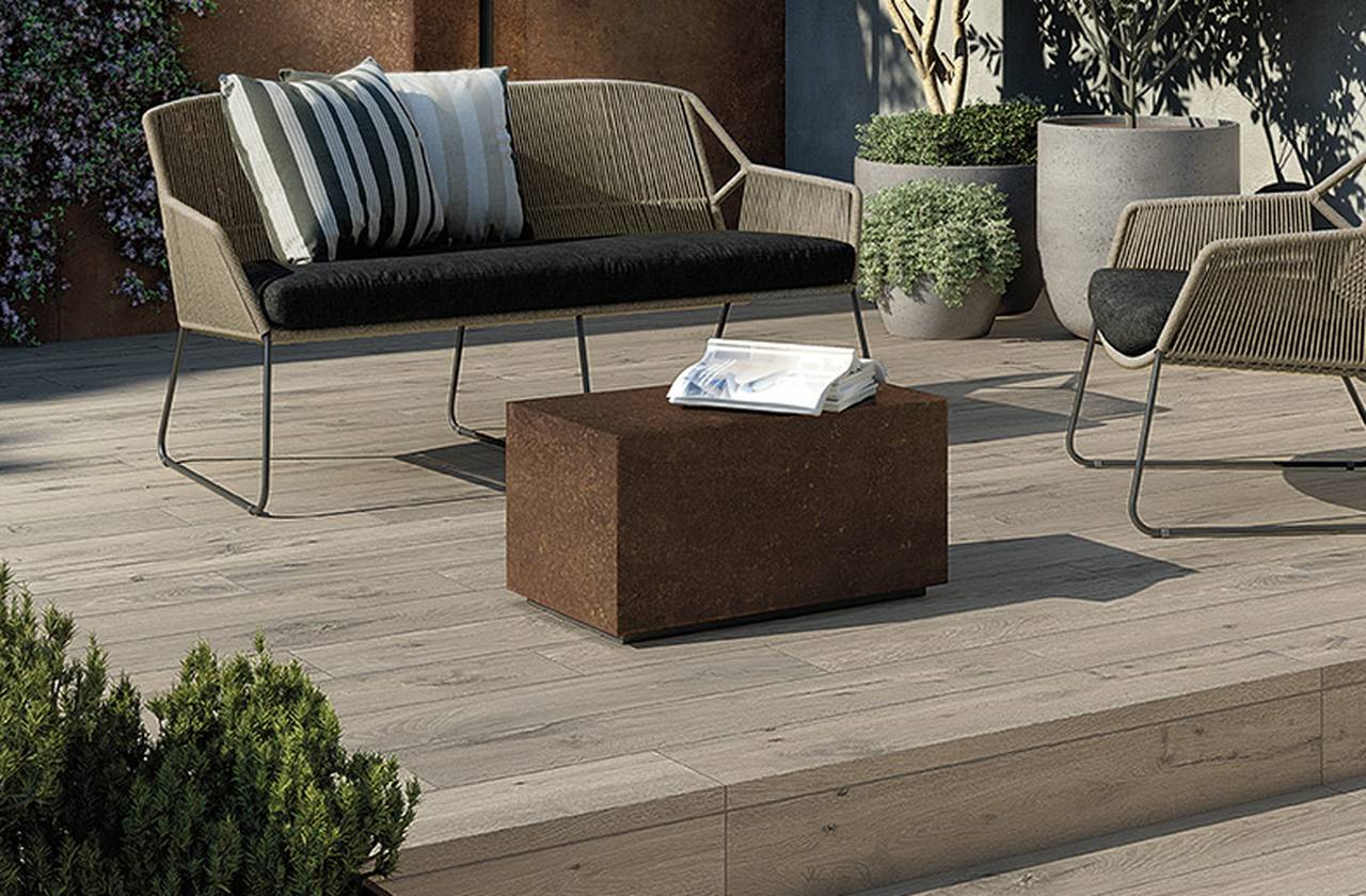 Интерьер на открытом воздухе, оформленный плиткой из коллекции: ROOTS – BROWN, СЕРЫЙ