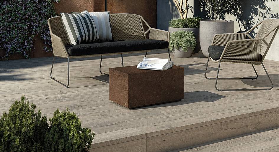 Imagen de ambiente Al aire libre, realizada con baldosas de la colección: ROOTS – BROWN, GRIS