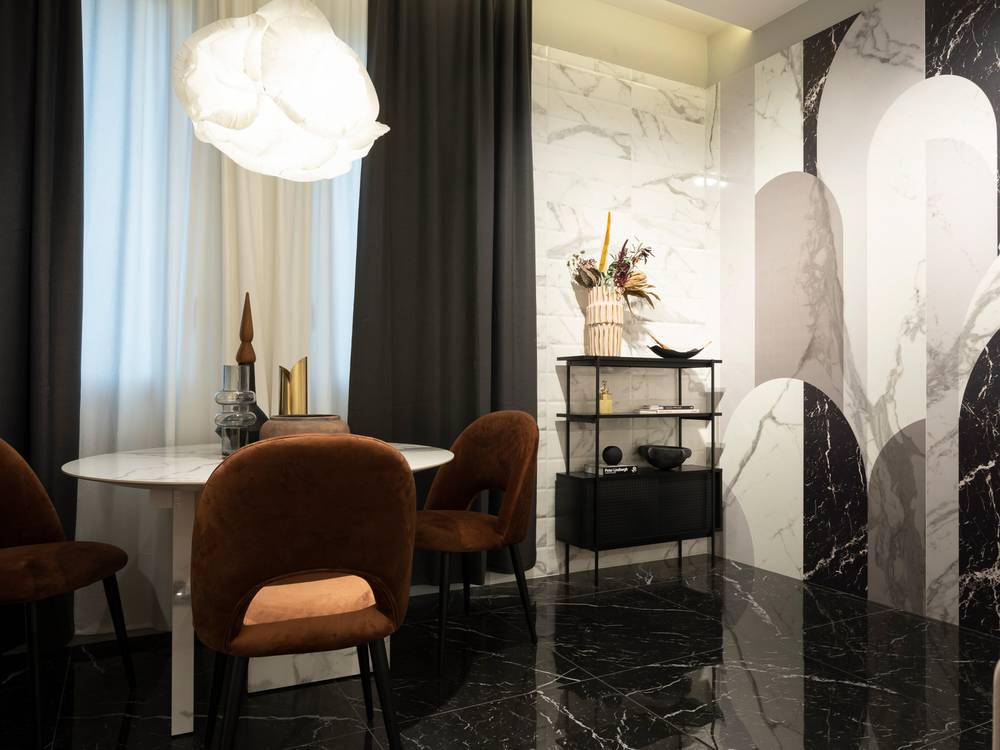 Imagen de ambiente , realizada con baldosas de la colección: ROMA GOLD – NEGRO