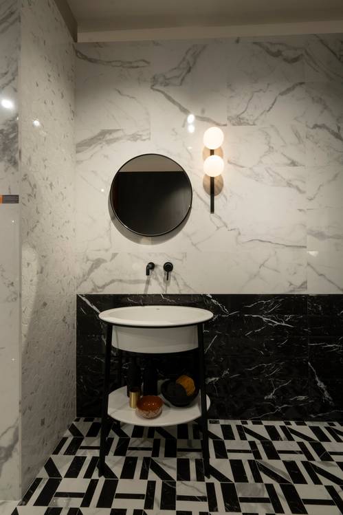 Imagen de ambiente , realizada con baldosas de la colección: ROMA GOLD – BLANCO, NEGRO