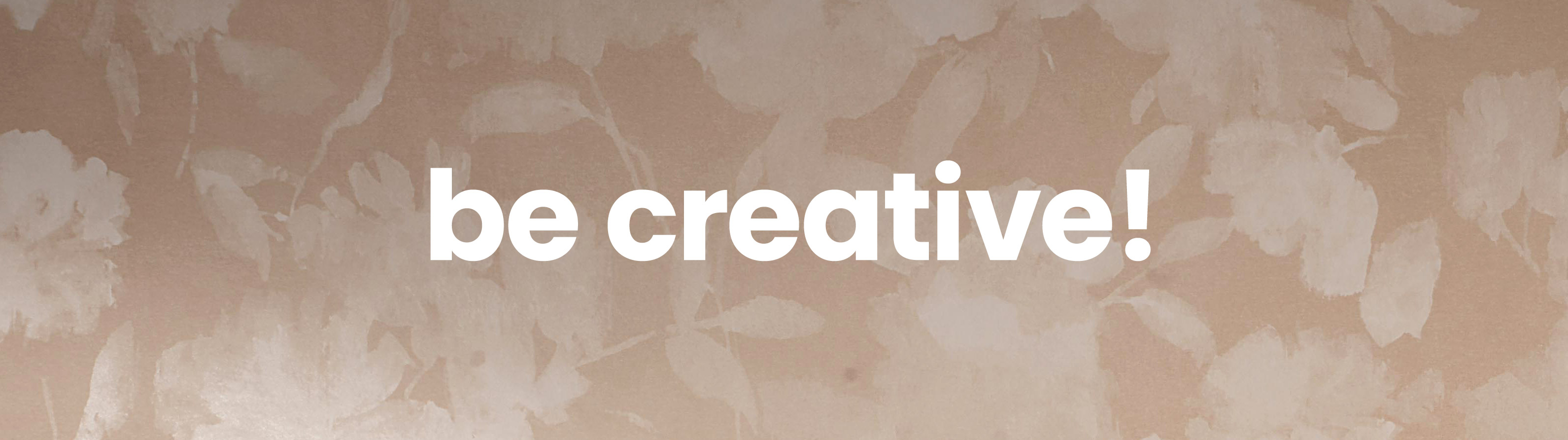 Superficie ceramica decorativa con pattern floreale tono su tono e messaggio “be creative!” in font bold centrale.