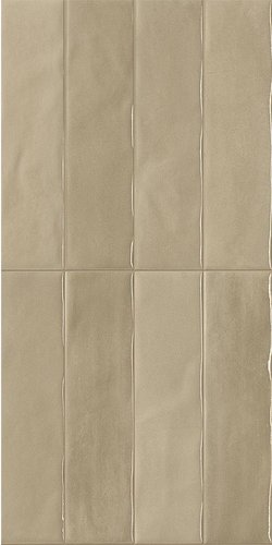 Carrelage en céramique émaillée brillante de couleur gris tourterelle, surface brillante et réfléchissante, format rectangulaire vertical.