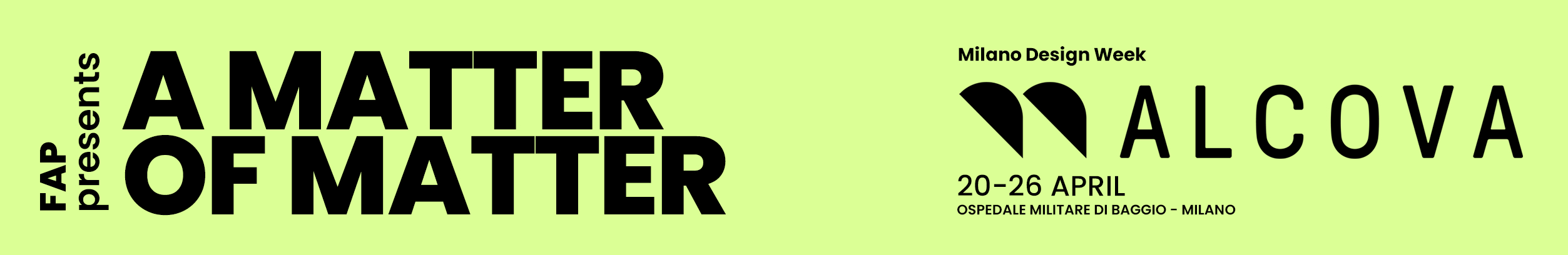 Mani che lavorano l’argilla con spatola su superficie grezza, simbolo dell’artigianalità e delle piastrelle in ceramica materica.