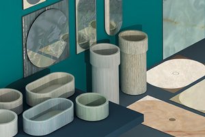 Lavabos et receveurs de douche en céramique striée et miroirs ronds et ovales sur un mur couleur vert d'eau dans une exposition de design.