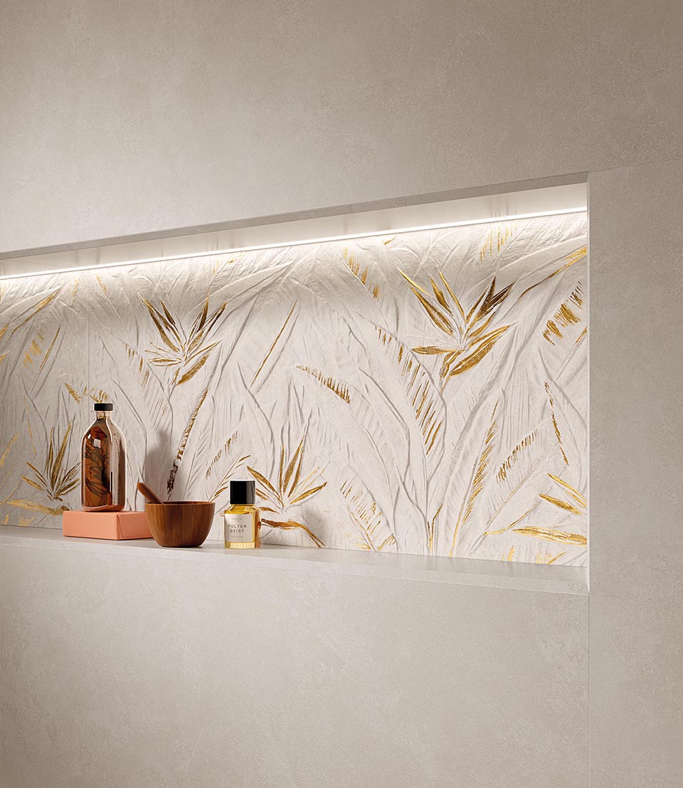 Backlit niche with stone-effect stoneware decorative cladding and gold leaf details in relief on a light background, leaning cosmetics