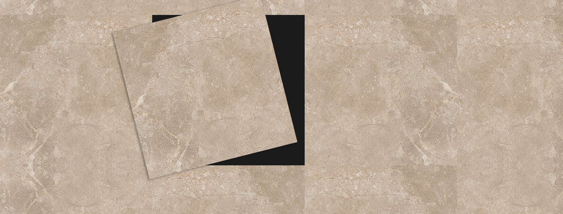 Detalle de baldosa beige efecto piedra con veteado natural, mostrada durante la colocación.