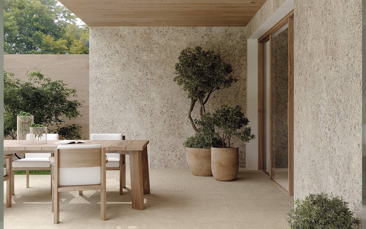 Biophilic design: natural materials and porcelain stoneware in contemporary interiors