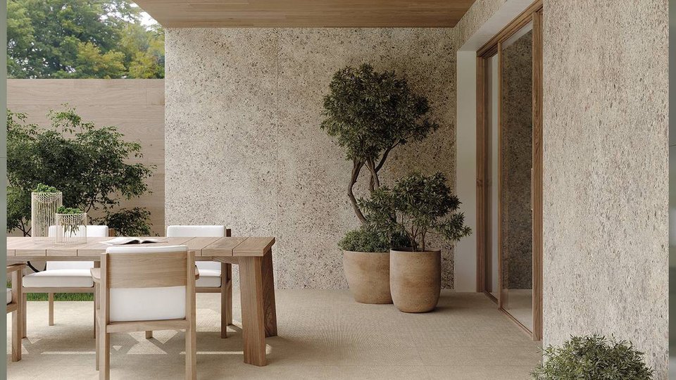 Biophilic design: natural materials and porcelain stoneware in contemporary interiors