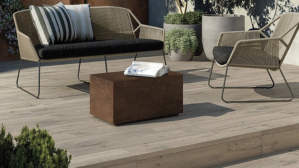 Porcelain stoneware for outdoors
