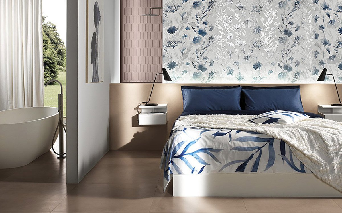 Fliesen mit Blumendesigns und tropischen Blättern