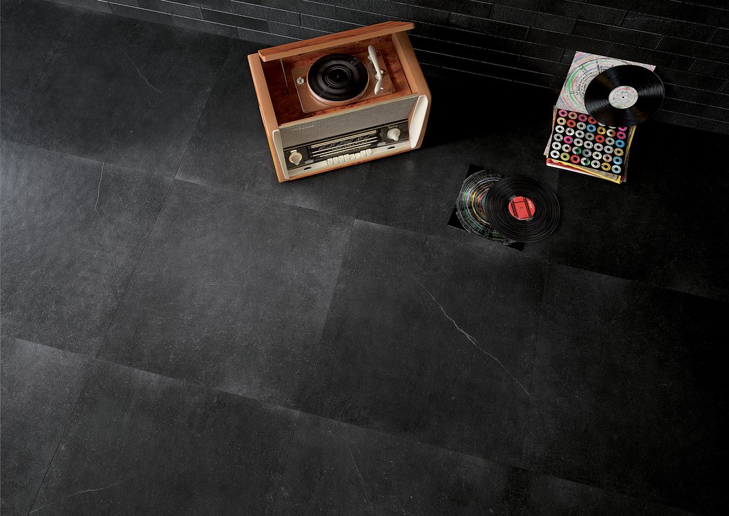 Imagen de ambiente , realizada con baldosas de la colección: MAKU – NEGRO