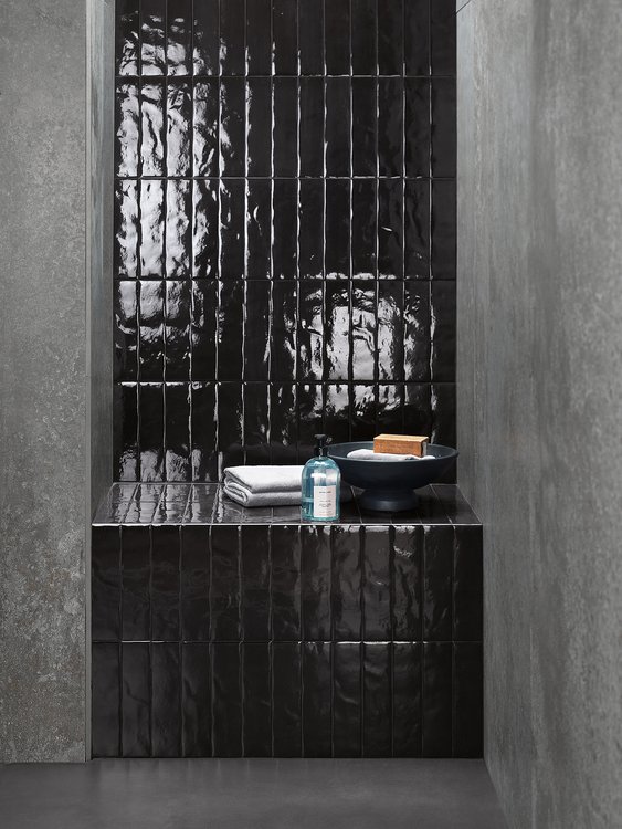 Imagen de ambiente Baño, realizada con baldosas de la colección: GLIM – NEGRO