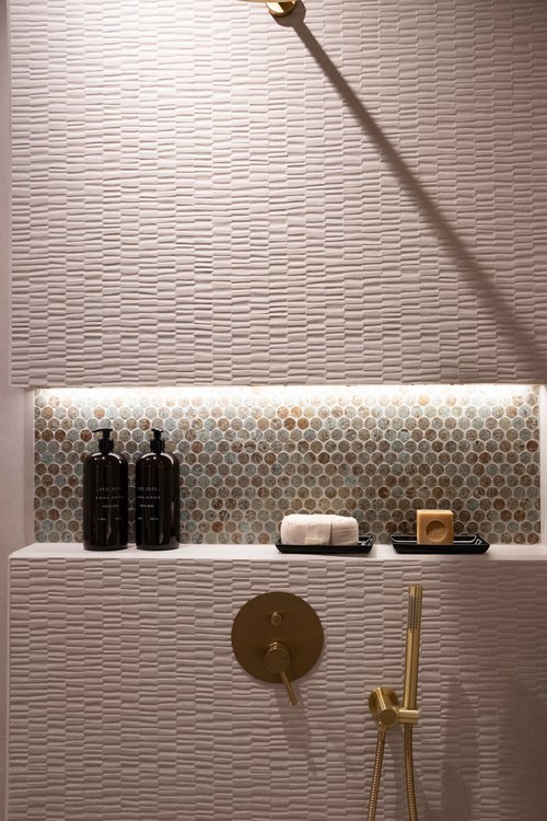 Image d'ambiance , réalisée avec des carreaux de la collection : SHEER – Blanc