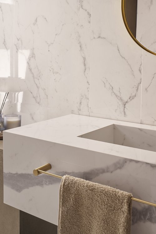 Room view , created with tiles from the collection: OLTRE IL MARMO – White