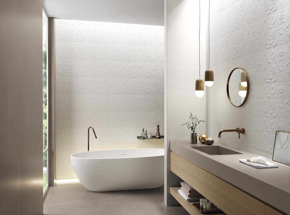 Image d'ambiance Salle de bain, réalisée avec des carreaux de la collection : LUMINA 30,5X91,5 – Blanc