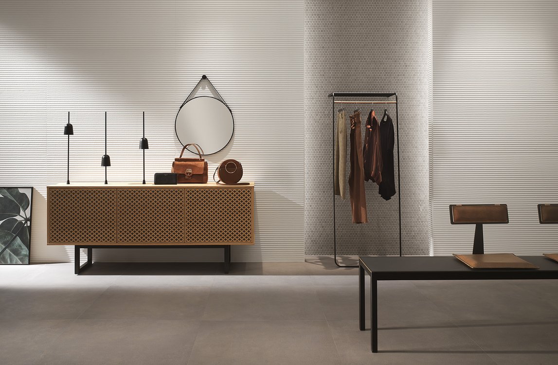 Image d'ambiance Contrat, réalisée avec des carreaux de la collection : LUMINA SAND ART – Blanc, Gris