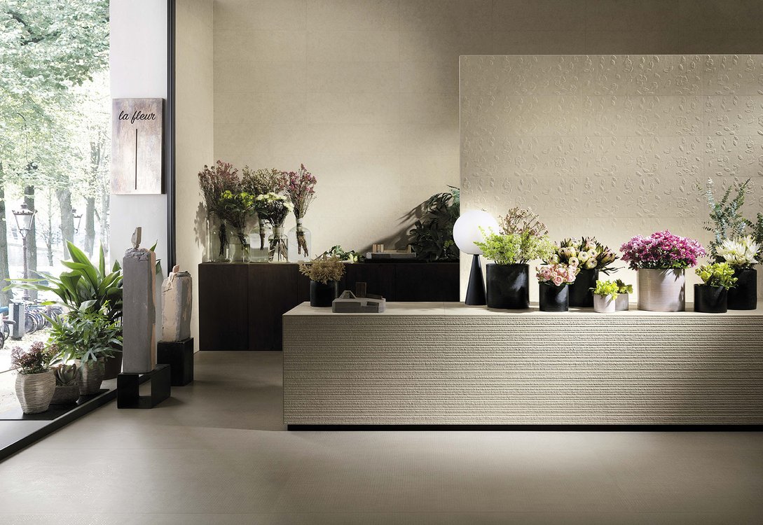 Imagen de ambiente Contrato, realizada con baldosas de la colección: LUMINA STONE – BEIGE