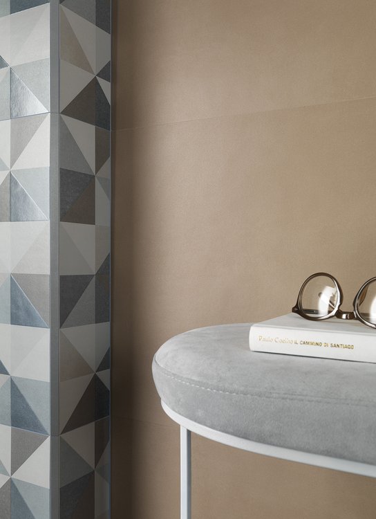 Imagen de ambiente , realizada con baldosas de la colección: MILANO MOOD – BEIGE, Azzurro, GRIS