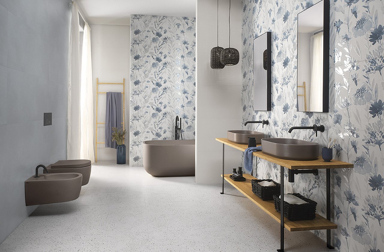 Image d'ambiance Salle de bain, réalisée avec des carreaux de la collection : MILANO MOOD – Gris, Bleu clair, Blanc MILANO MOOD