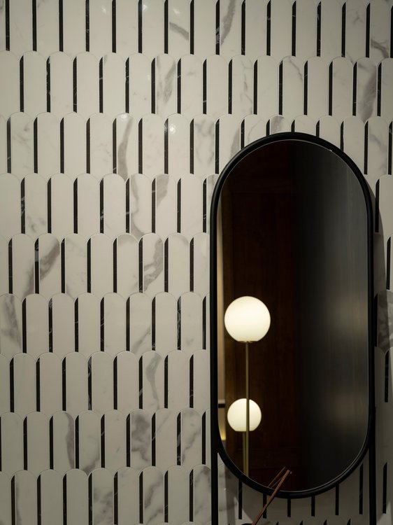 Imagen de ambiente , realizada con baldosas de la colección: ROMA GOLD – BLANCO